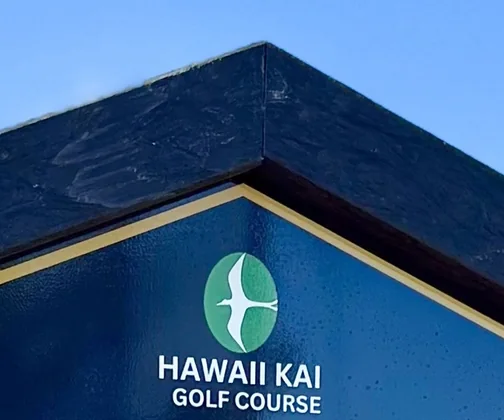The crest of Hawaiʻi Kai Golf Course, Honolulu on its JB Golf tee sign