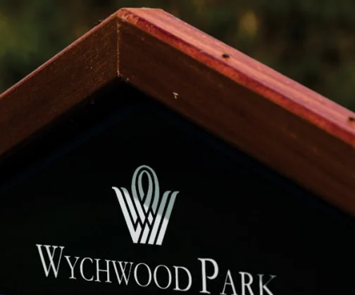 The crest of Wychwood Park Golf Club on its JB Golf tee sign