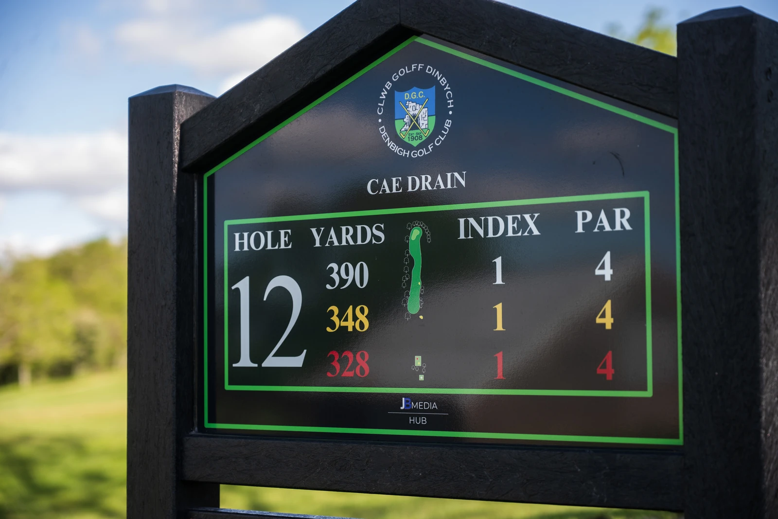 Close-up of the tee sign at Denbigh Golf Club