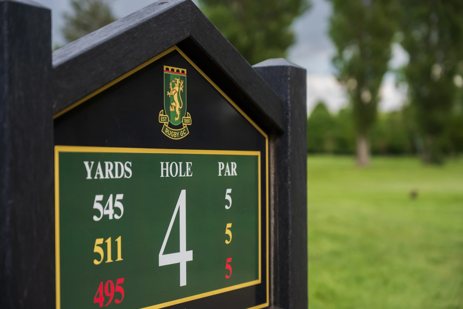 Close-up of the tee sign at Rugby Golf Club